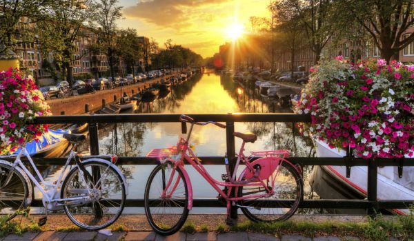 fietsen-grachten-hotels-amsterdam