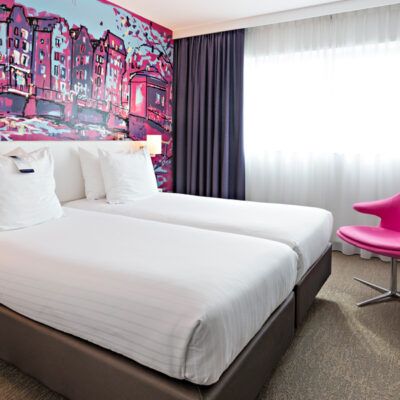 3ster hotelkamer-roze-art-hotel-amsterdam