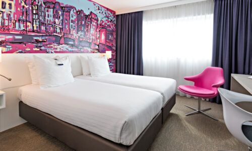 3ster hotelkamer-roze-art-hotel-amsterdam